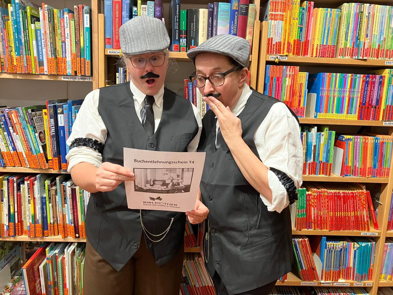 Foto von zwei als Männer verkleidete Bibliothekarinnen
