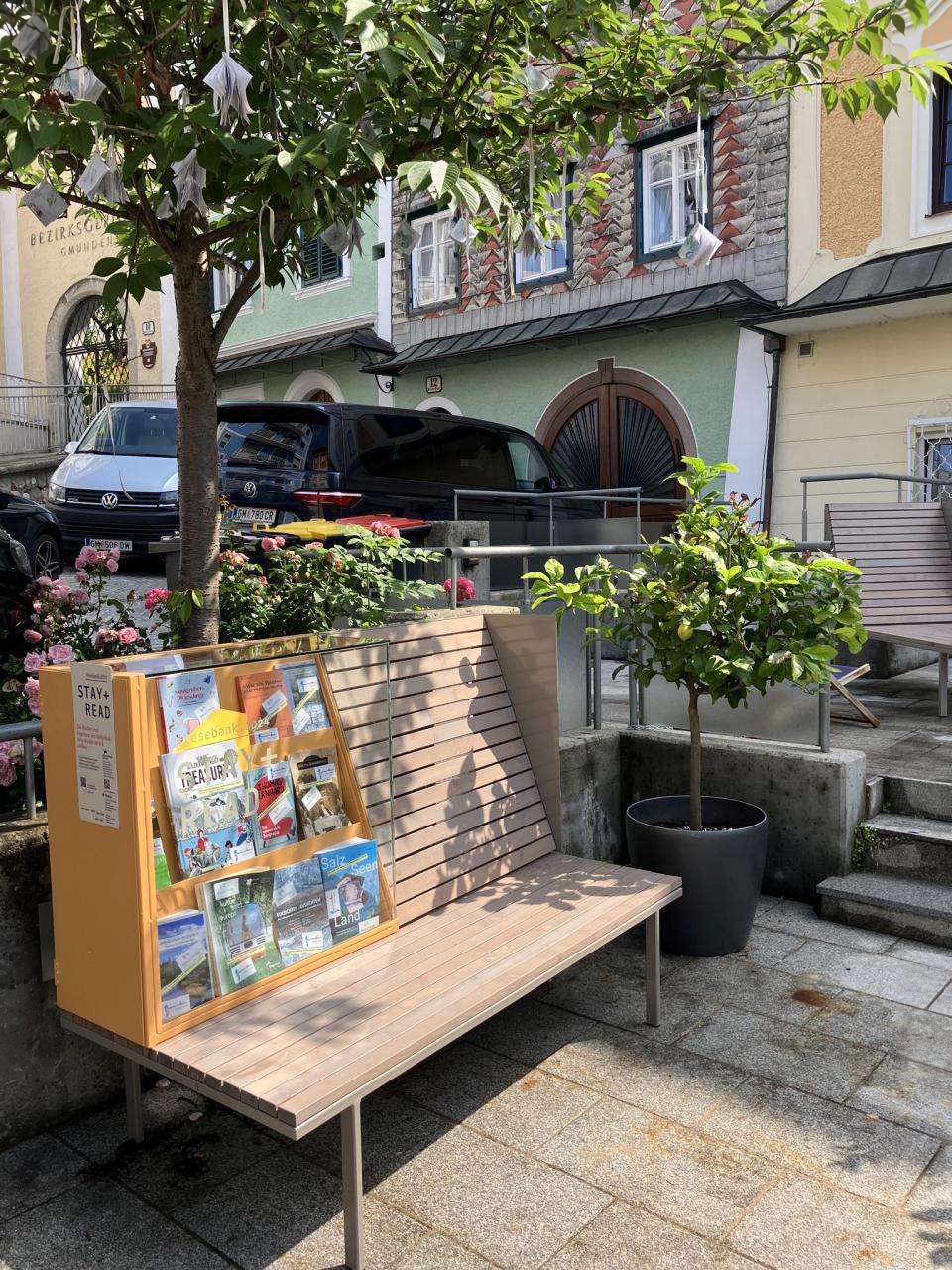 Foto einer Bank mit Büchervitrine