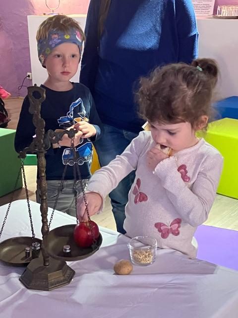 Kinder entdecken an verschiedenen Mitmachstationen das Mittelalter