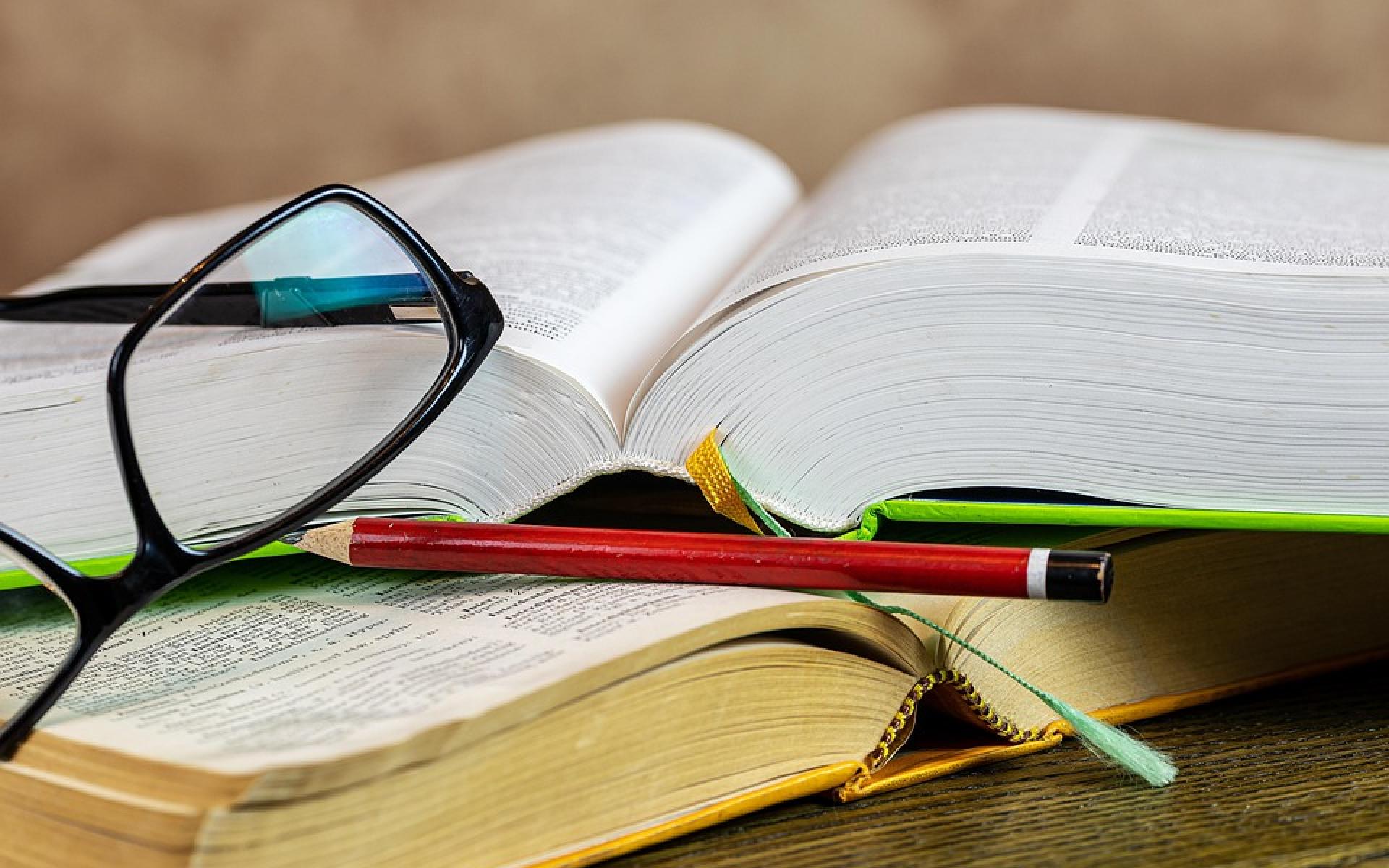 Bild von Büchern mit Stift und Brille