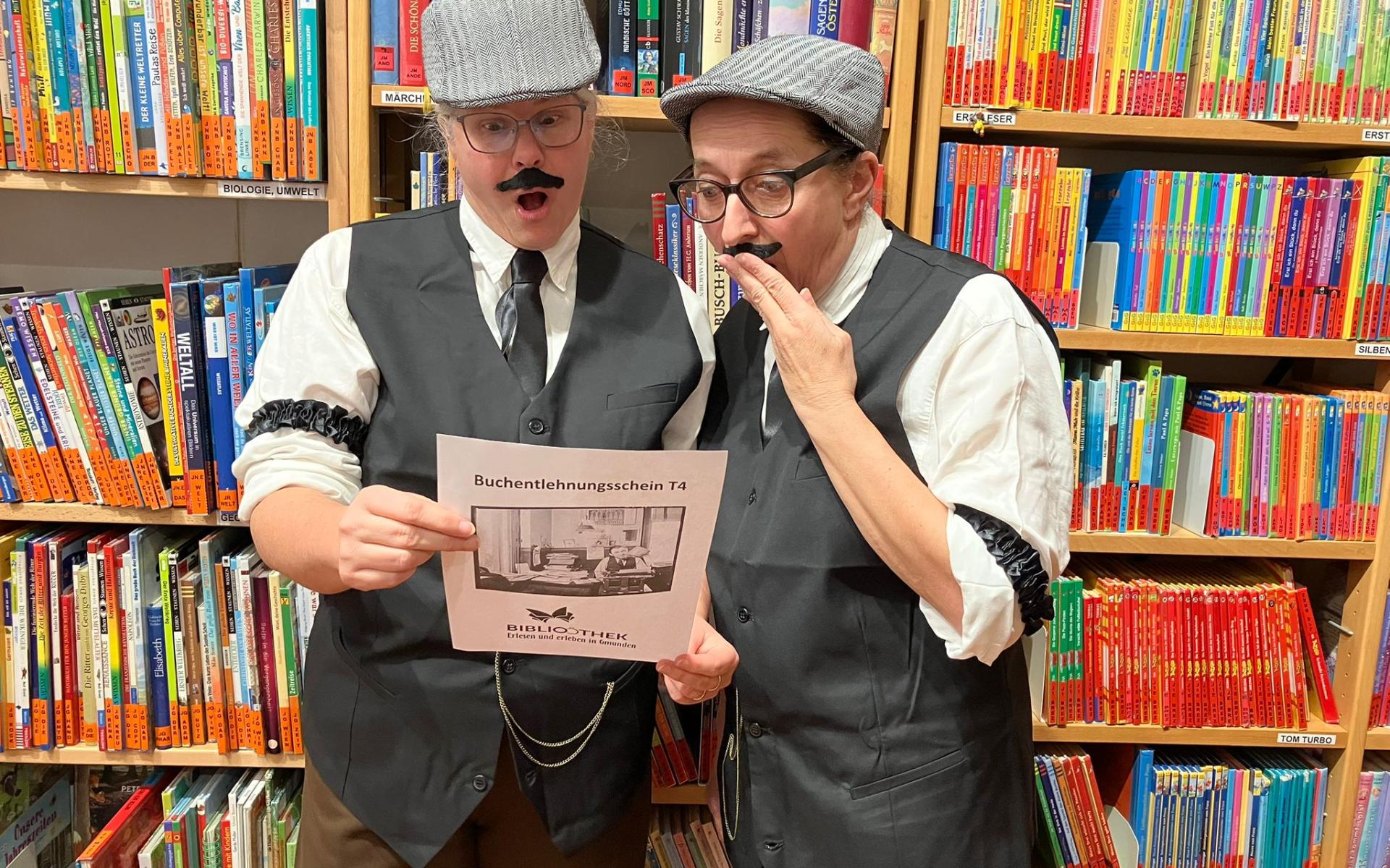 Foto von zwei als Männer verkleidete Bibliothekarinnen
