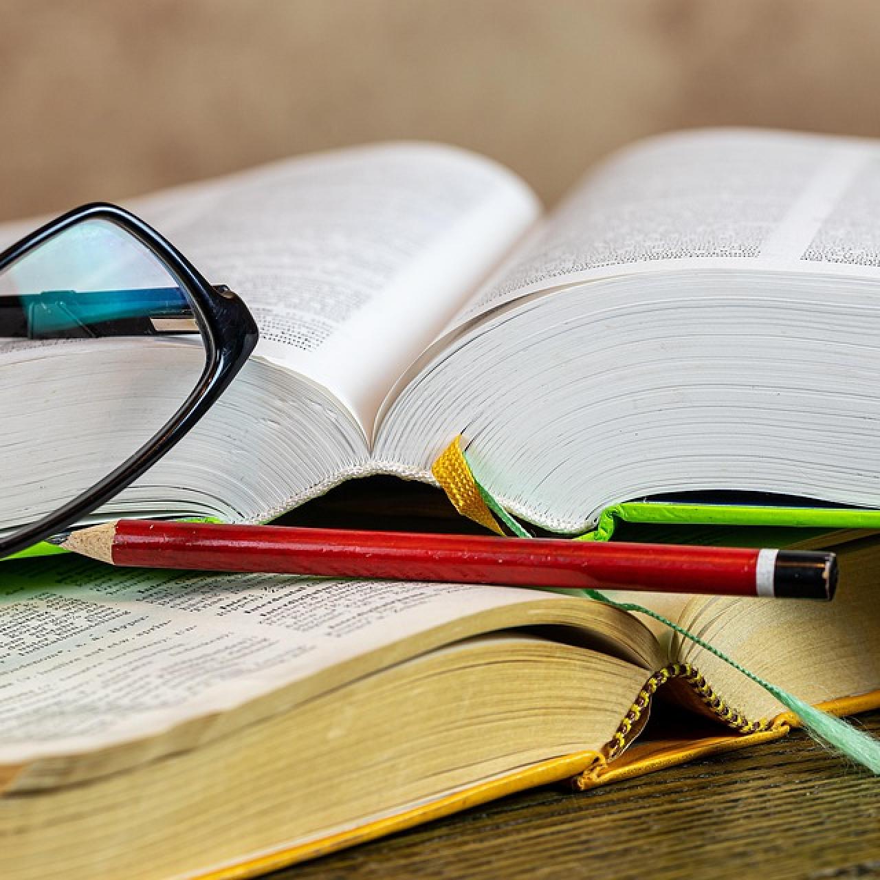 Bild von Büchern mit Stift und Brille
