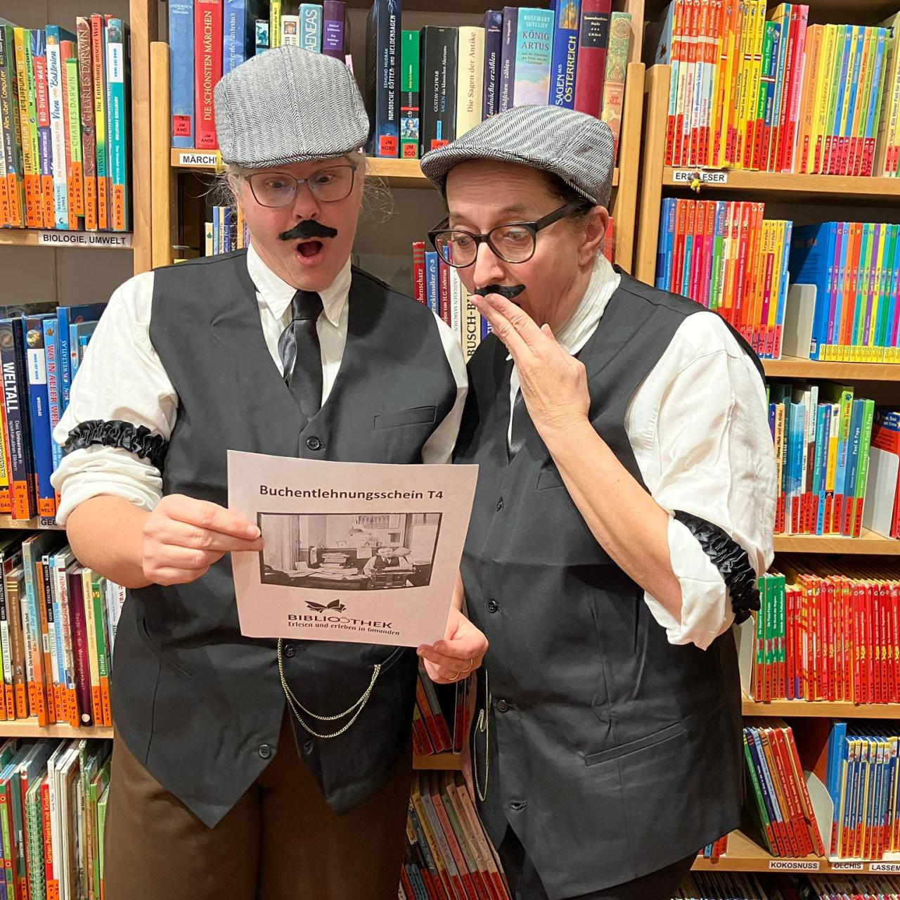 Foto von zwei als Männer verkleidete Bibliothekarinnen